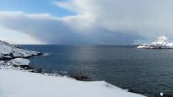 Snødekte berg og hav